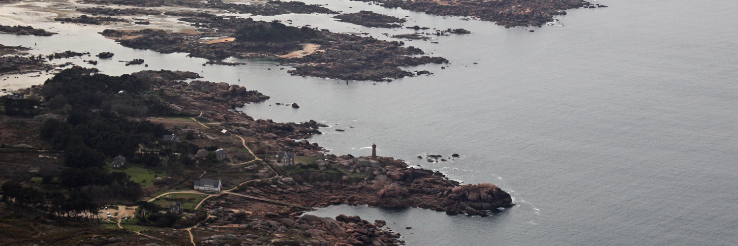 Survol du phare de Ploumanach